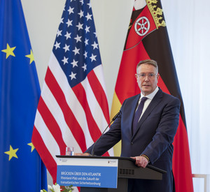 Ministerpräsident Alexander Schweitzer betont bei der Gesprächsrunde der Atlantischen Akademie die Wichtigkeit der transatlantischen Beziehungen.