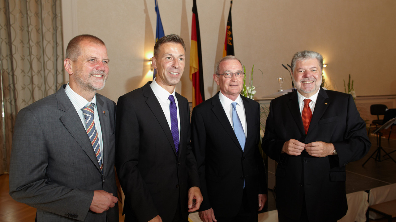 Justizminister Jochen Hartloff, der neue Präsident des Oberverwaltungsgerichts und des Verfassungsgerichtshofs Rheinland-Pfalz, Dr. Lars Brocker, sein Amtsvorgänger Prof. Dr. Karl-Friedrich Meyer und Ministerpräsident Kurt Beck; Bild: Thomas Frey / © 