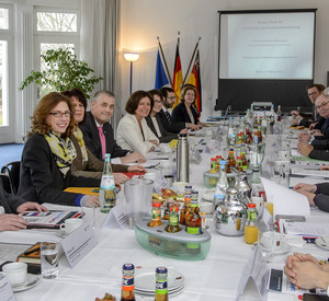 Der Ovale Tisch bei seiner Sitzung in Mainz