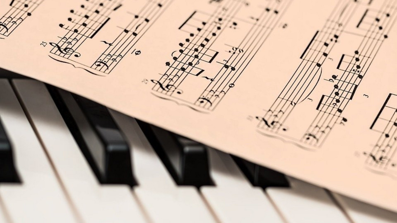 Symbolbild Musik Symbolbild Musik: Klaviertasten und Notenblatt