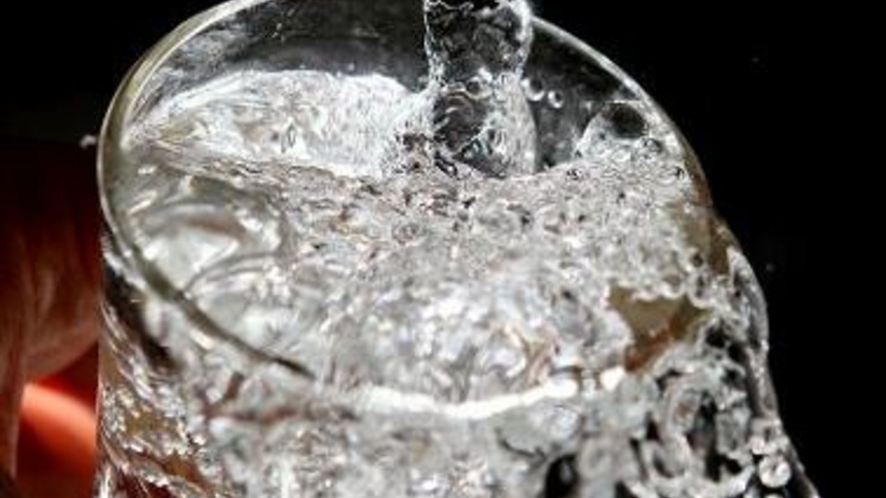 Trinkwasser fließt in ein Glas; Bild dpa
