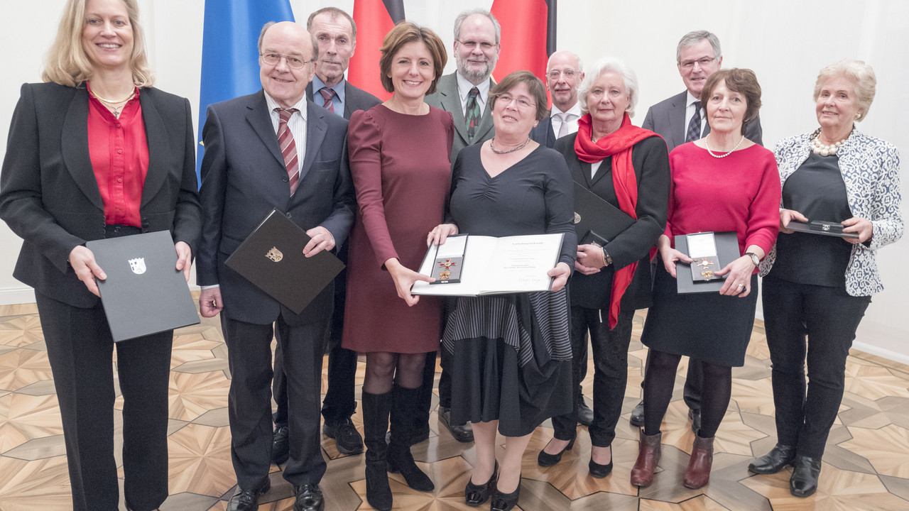 Die neuen Trägerinnen und Träger des Landesverdienstordens mit Ministerpräsidentin Malu Dreyer
