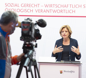 Ministerpräsidentin Malu Dreyer bei der Pressekonferenz zur gemeinsamen Strategie von Land und Kommunen bei der Corona-Bekämpfung.
