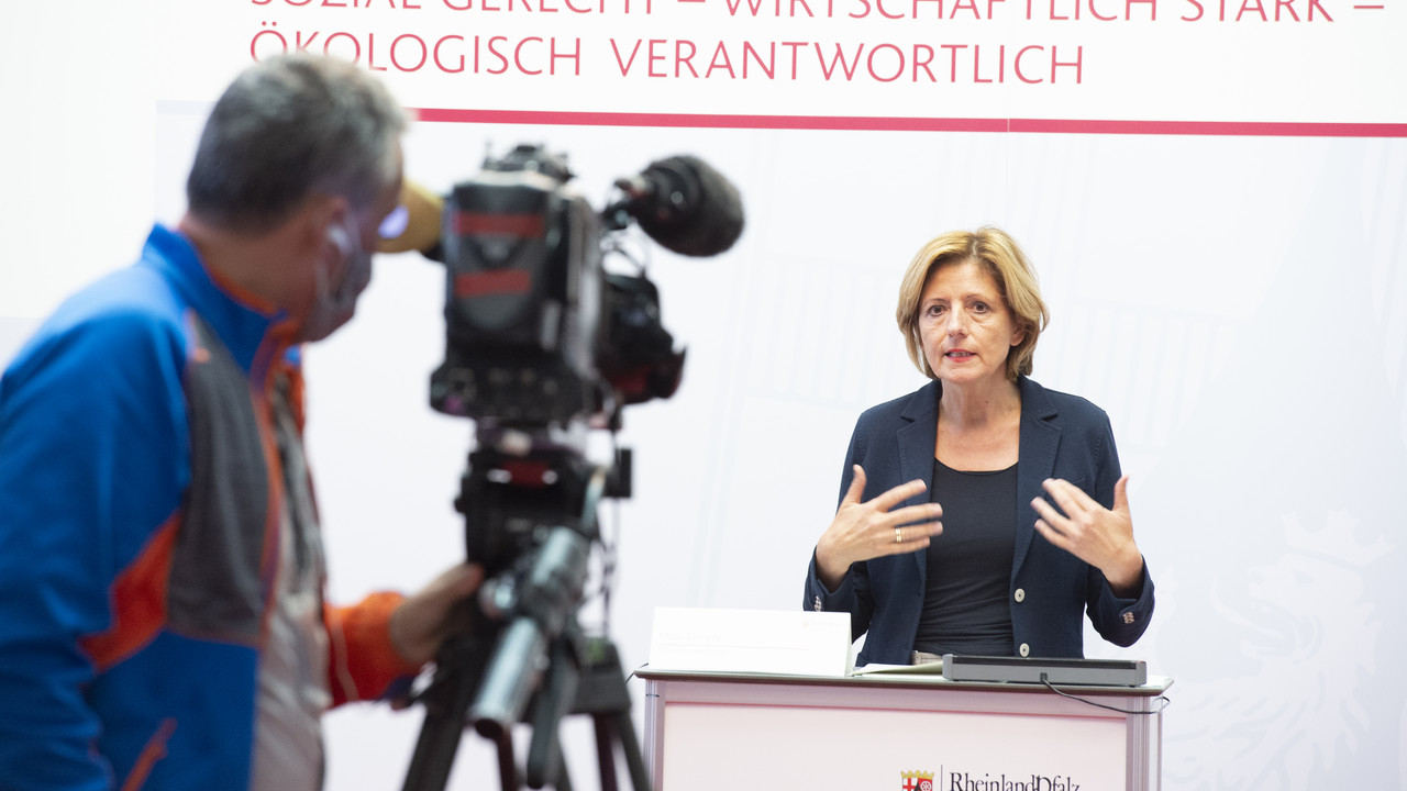 Ministerpräsidentin Malu Dreyer bei der Pressekonferenz zur gemeinsamen Strategie von Land und Kommunen bei der Corona-Bekämpfung.