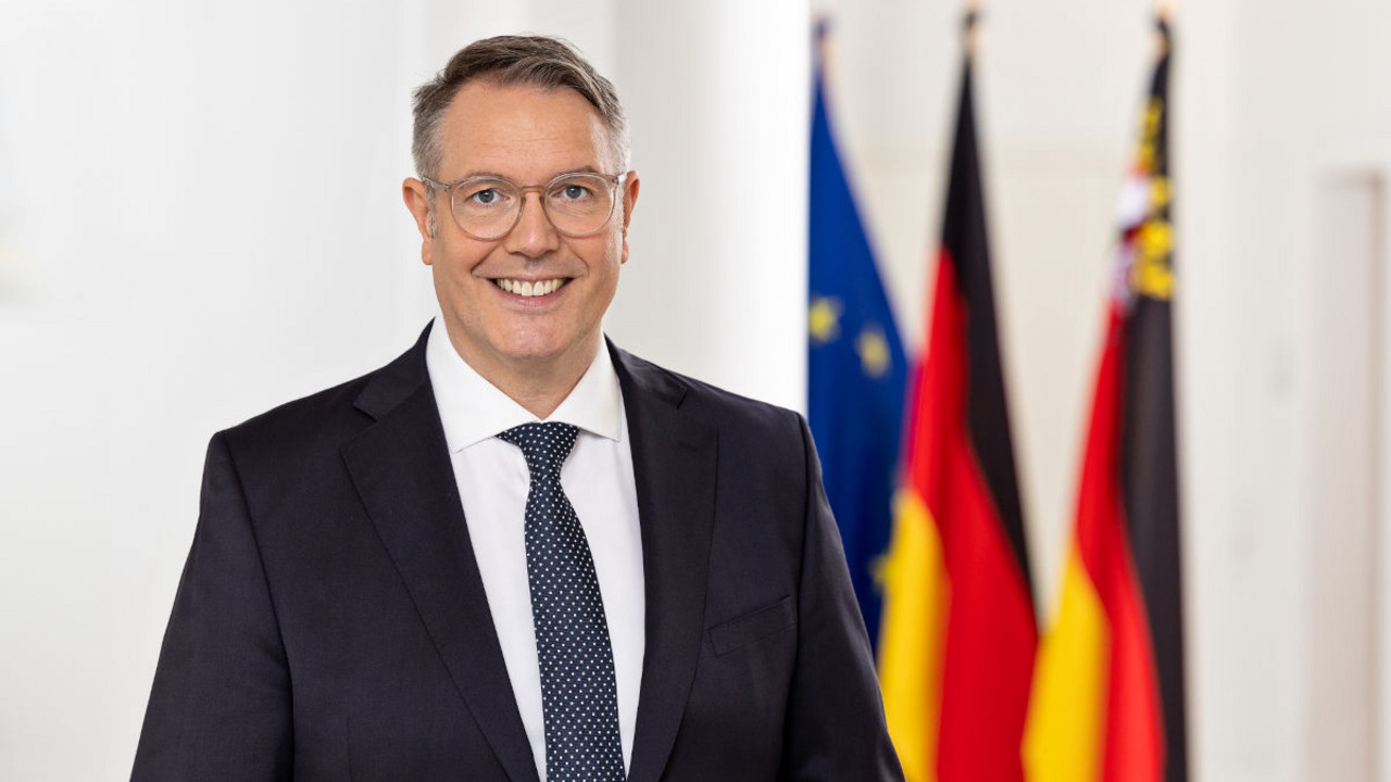 Porträtfoto Ministerpräsident Alexander Schweitzer