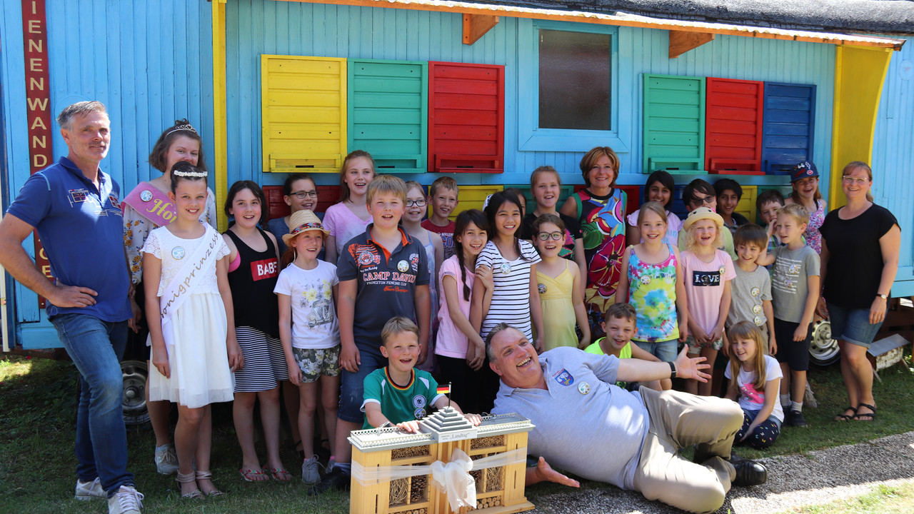 Ministerpräsidentin Malu Dreyer beim Besuch des Bienenlehrgartens Gundheim