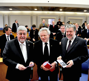 Mertes, Mayer und Beck vor dem Plenum in der Gedenksitzung; Bild: Benz