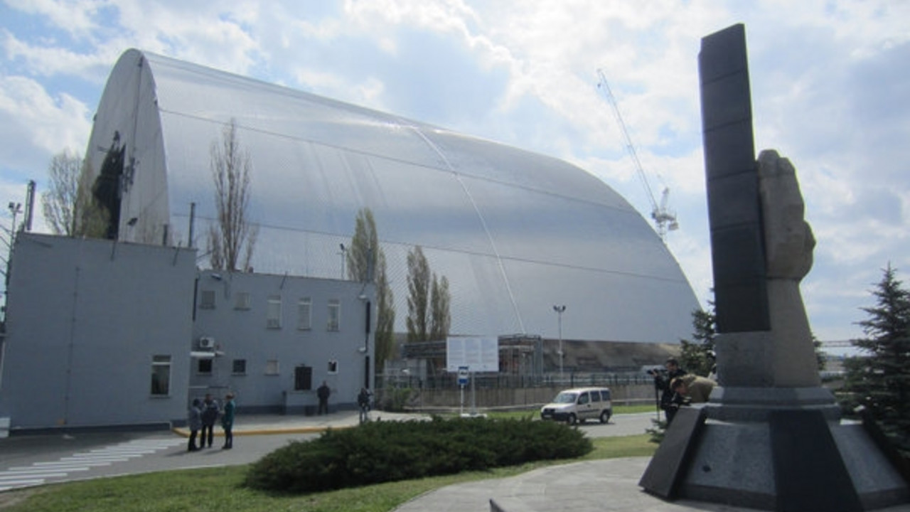 Havarierter Reaktor 4 des Atomkraftwerks  Tschernobyl mit Stahldach