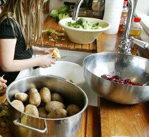 Mädchen kocht; Bild: dpa