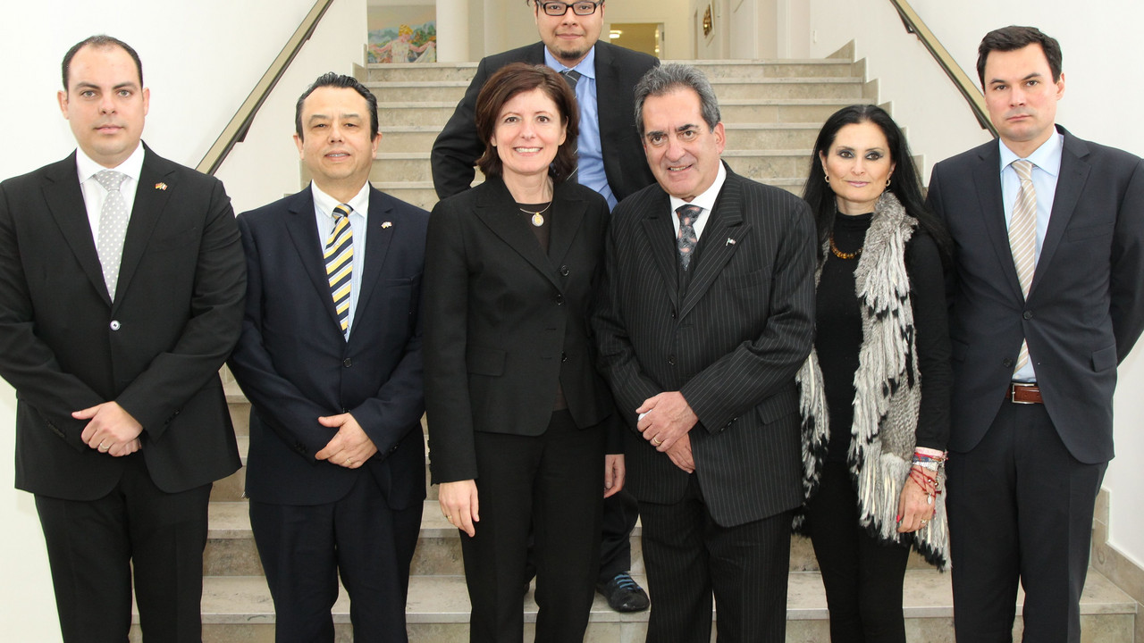 Ministerpräsidentin Malu Dreyer mit Carlos Lozano de la Torre und seiner Delegation; Bild: Stefan Sämmer / © Staatskanzlei