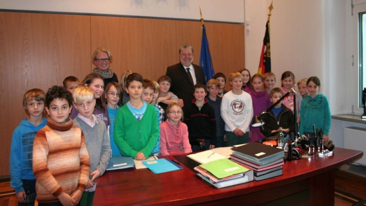 Ministerpräsident Kurt Beck mit Grundschülerinnen und Grundschülern in seinem Amtszimmer; Foto: Staatskanzlei