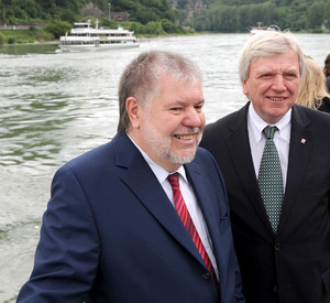 Ministerpräsident Beck und sein hessischer Amtskollege Bouffier bei der Jubiläumsschifffahrt „10 Jahre Welterbe Oberes Mittelrheinthal"; Bild: dpa