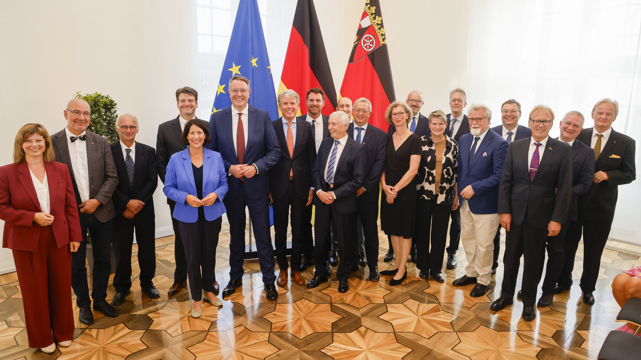 Ministerpräsident Alexander Schweitzer hat in Mainz berufsbezogene Titel an 17 Rheinland-Pfälzerinnen und Rheinland-Pfälzer verliehen.