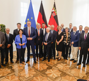 Ministerpräsident Alexander Schweitzer hat in Mainz berufsbezogene Titel an 17 Rheinland-Pfälzerinnen und Rheinland-Pfälzer verliehen.