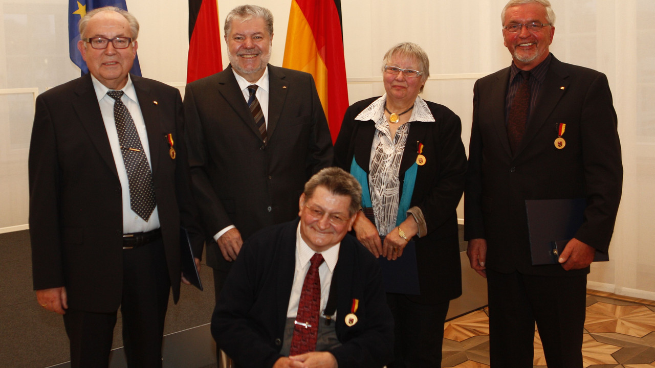 Ministerpräsident Kurt Beck mit den Geehrten, (v.l.n.r.) Walter Egersdörfer, der Ministerpräsident, Wolfgang Maupai, Herta Neu und Hans-Rainer Schiffmann; Bild: Martina Pipprich / © Staatskanzlei