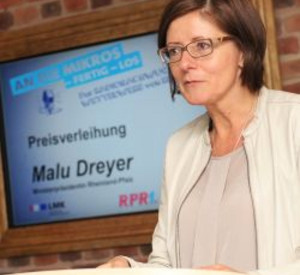 Ministerpräsidentin Malu Dreyer ehrt die Preisträgerin und die Preisträger; Foto: RPR1