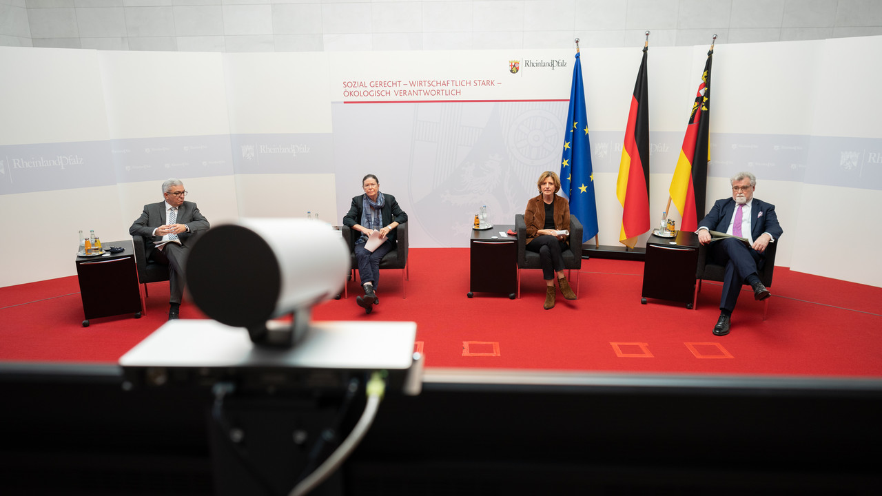 Ministerpräsidentin Malu Dreyer, Ministerin Ulrike Höfken und die Minister Lewentz und Mertin bei der digitalen Auftaktveranstaltung „Respekt. Bitte!“ 2020