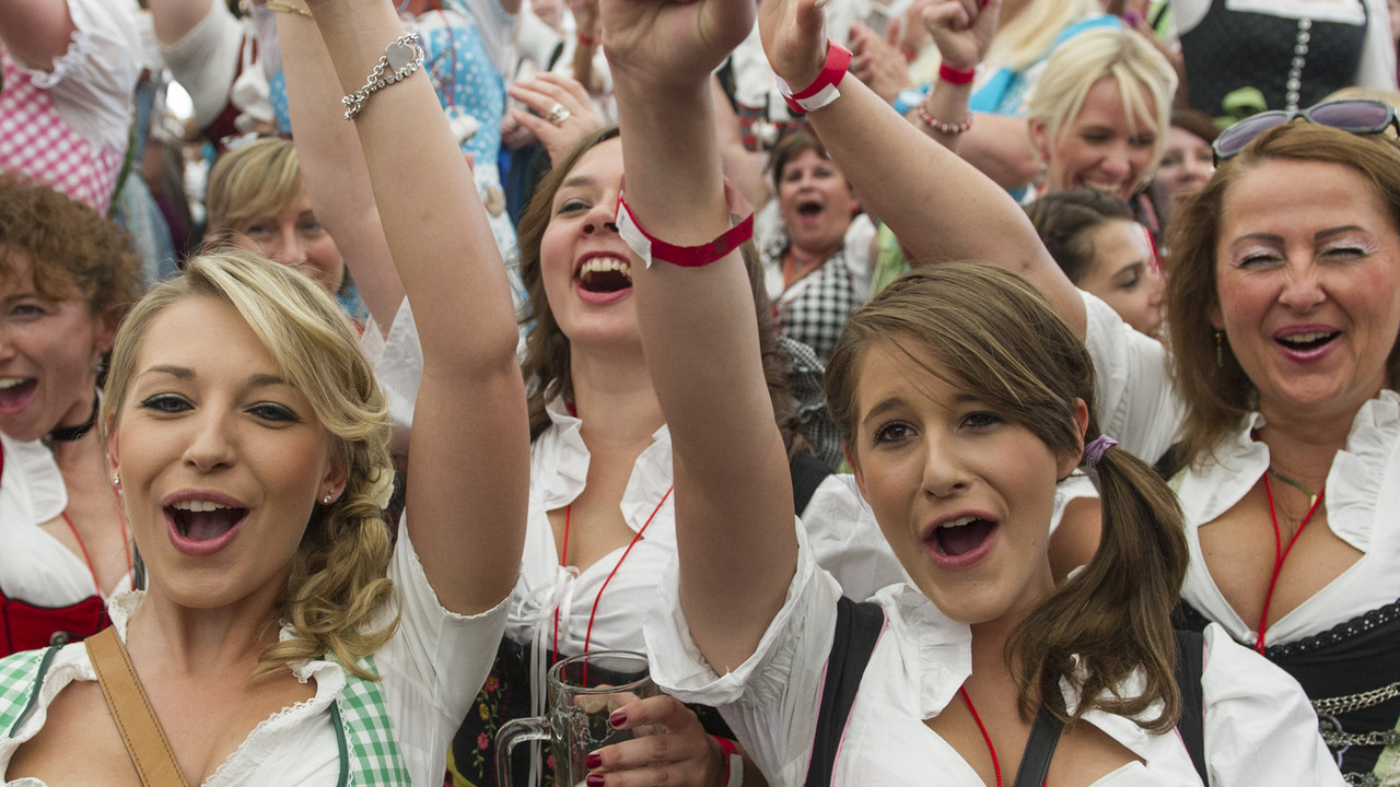 Die Stadt Speyer hat sich den Dirndlweltrekord geholt: 1973 Dirndlträgerinnen und -träger stürmten am Samstag ins Festzelt auf dem Speyerer Brezelfest. Bild: dpa
