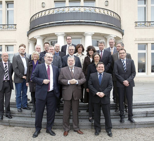 Ministerrat und DGB vor dem Gästehaus des Landes; Bild: Sämmer