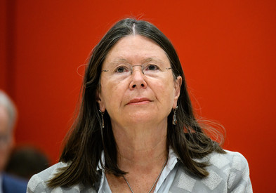 Ministerpräsident Alexander Schweitzer gratuliert der ehemaligen Umweltministerin Ulrike Höfken zum 70. Geburtstag