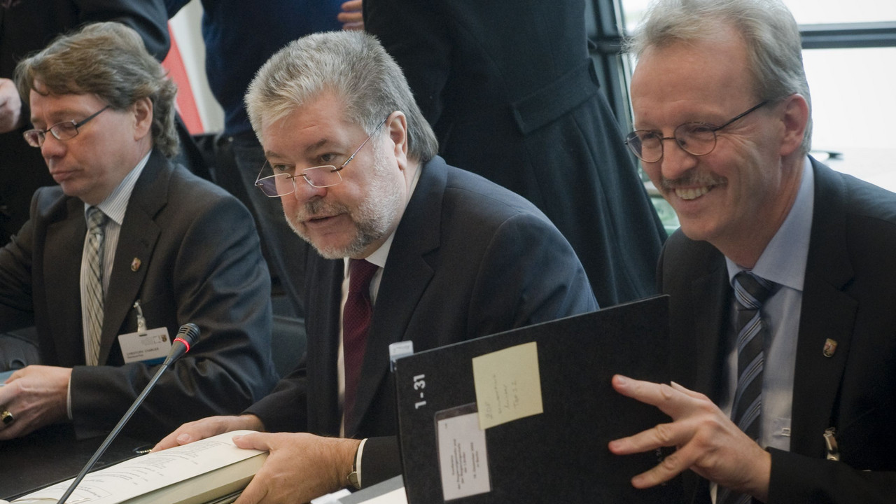 Christoph Charlier, Ministerpräsident Kurt Beck, Chef der Staatskanzlei Martin Stadelmaier (v.l.n.r.); Bild: Unger