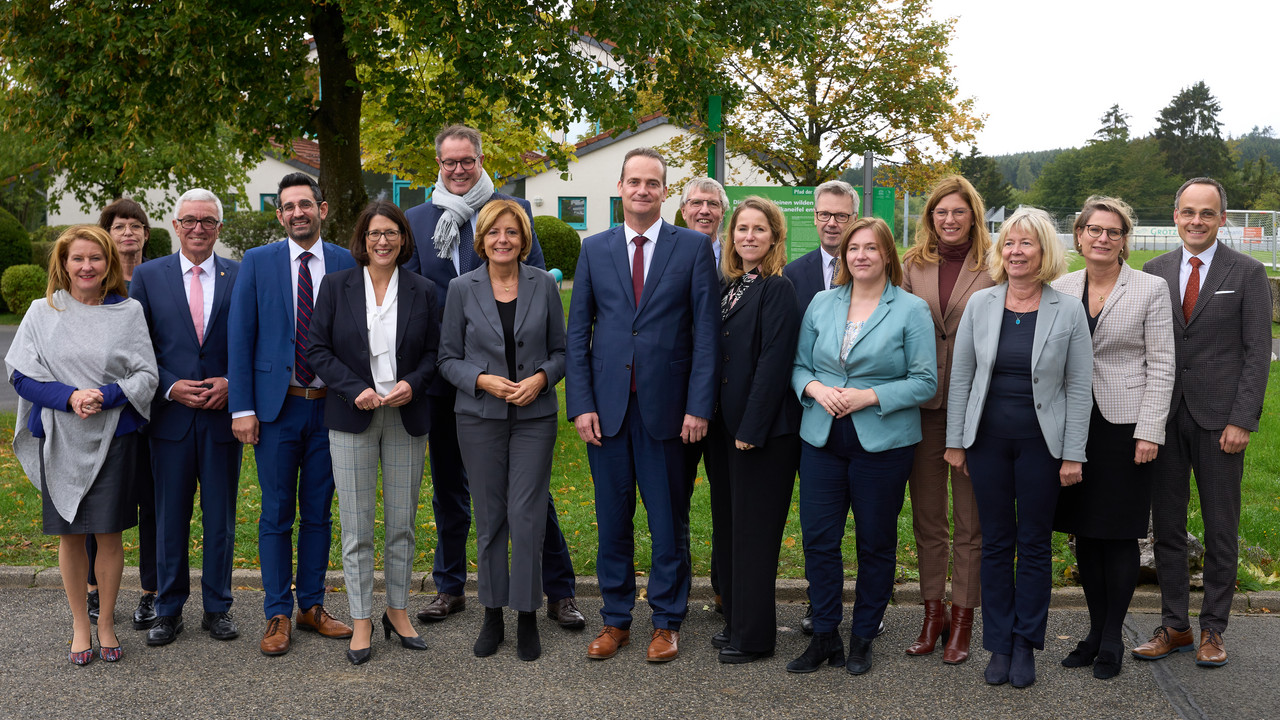 Rheinland-pfälzische Landesregierung mit Ministerinnen und Ministern aus dem Kabinett der Deutschsprachigen Gemeinschaft Belgiens.