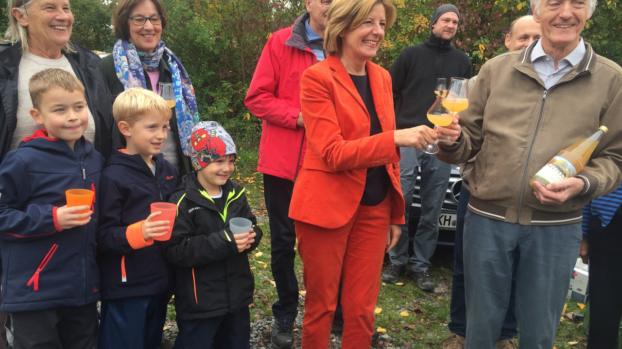 Die Ministerpräsidentin probiert den Apfelsaft der BUND-Ortsgruppe Guldental.