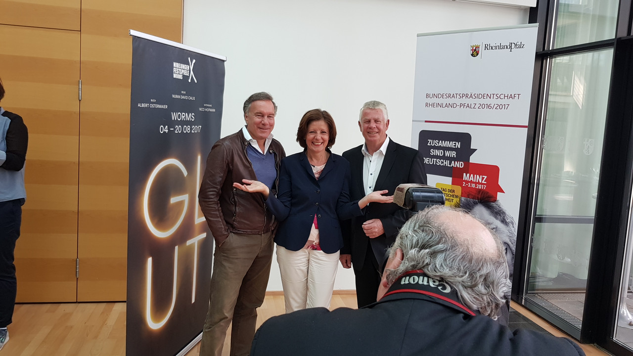 Ministerpräsidentin Malu Dreyer mit Intendant Nico Hofmann und dem Wormser Oberbürgermeister Michael Kissel