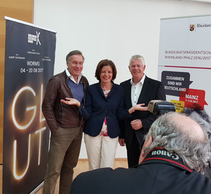 Ministerpräsidentin Malu Dreyer mit Intendant Nico Hofmann und dem Wormser Oberbürgermeister Michael Kissel