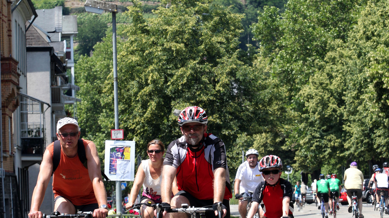 Radfahrer beim autofreien Raderlebnistag „Tal toTal" bei St. Goar im Hintergrund Burg Rheinfels; Bild: dpa