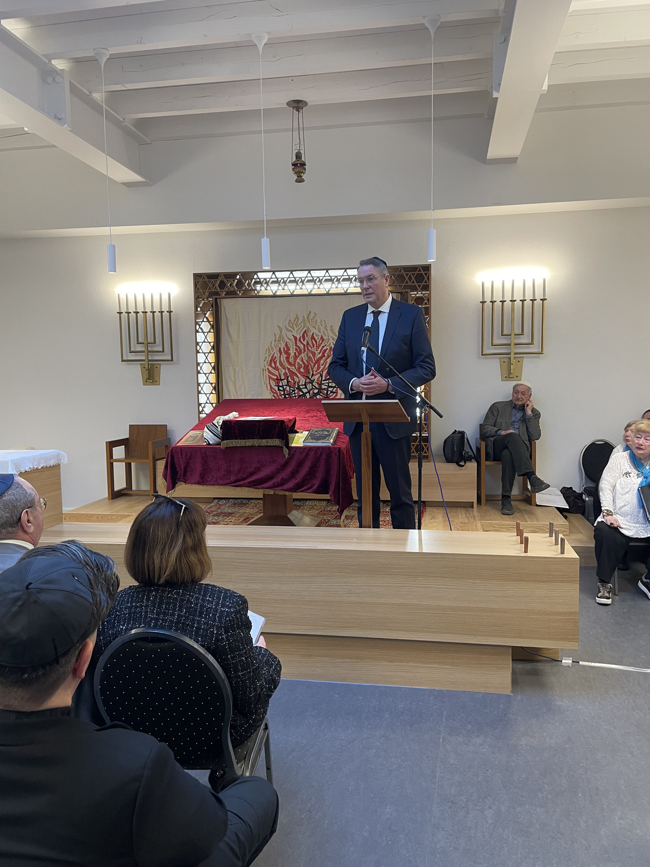Ministerpräsident Alexander Schweitzer bei der Wiedereröffnung der Synagoge in Kaiserslautern