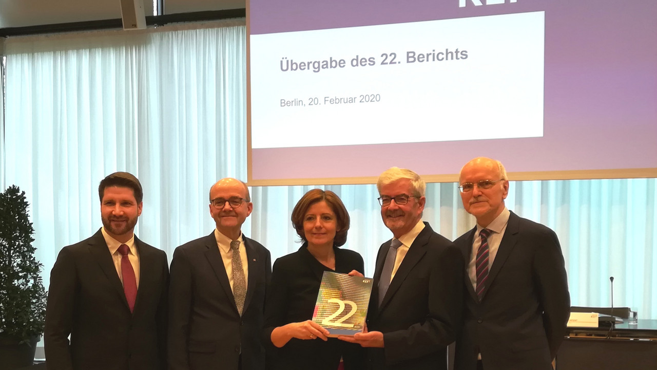Ministerpräsidentin Malu Dreyer nimmt den 22. KEF-Bericht entgegen