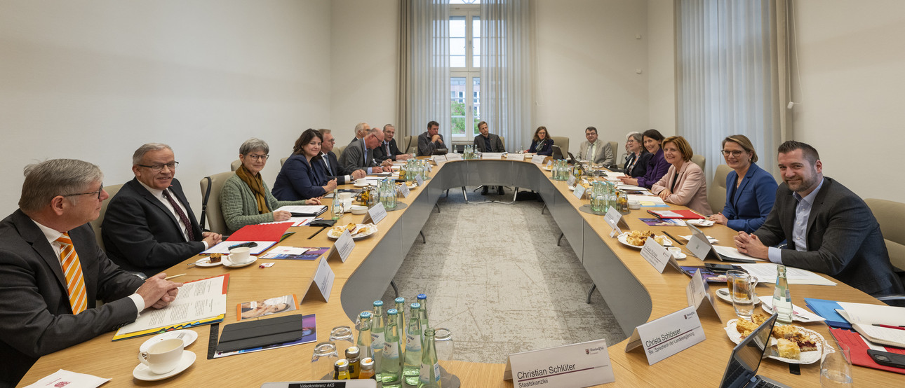 Ovaler Tisch für Ausbildung und Fachkräftesicherung.
