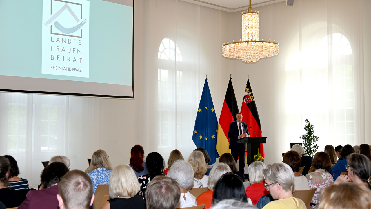 Auf dem Bild hält Ministerpräsident Alexander Schweitzer eine Rede.