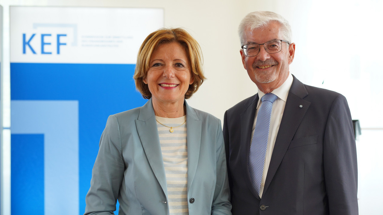 Ministerpräsidentin Malu Dreyer mit dem ausscheidenden Vorsitzenden der KEF, Dr. Heinz Fischer-Heidlberger