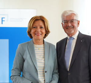 Ministerpräsidentin Malu Dreyer mit dem ausscheidenden Vorsitzenden der KEF, Dr. Heinz Fischer-Heidlberger