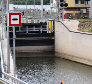 Blick auf das Tor der Moselschleuse in Brutting-Fankel; Bild: dpa