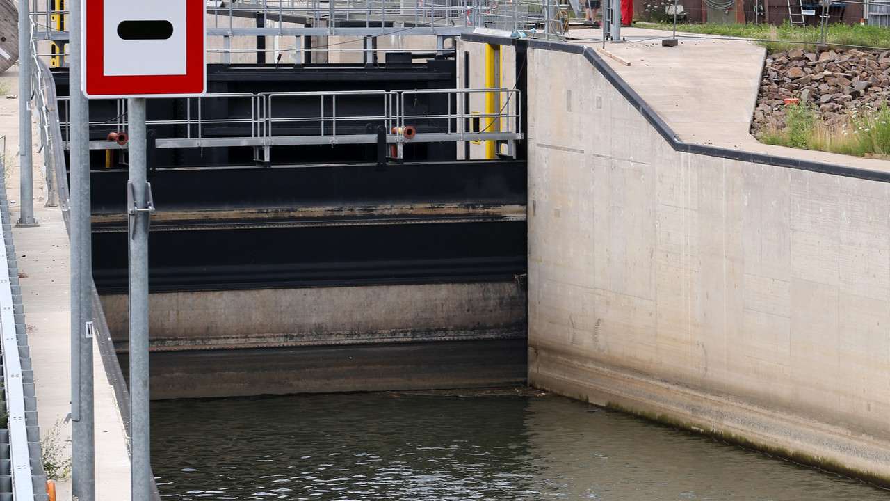 Blick auf das Tor der Moselschleuse in Brutting-Fankel; Bild: dpa