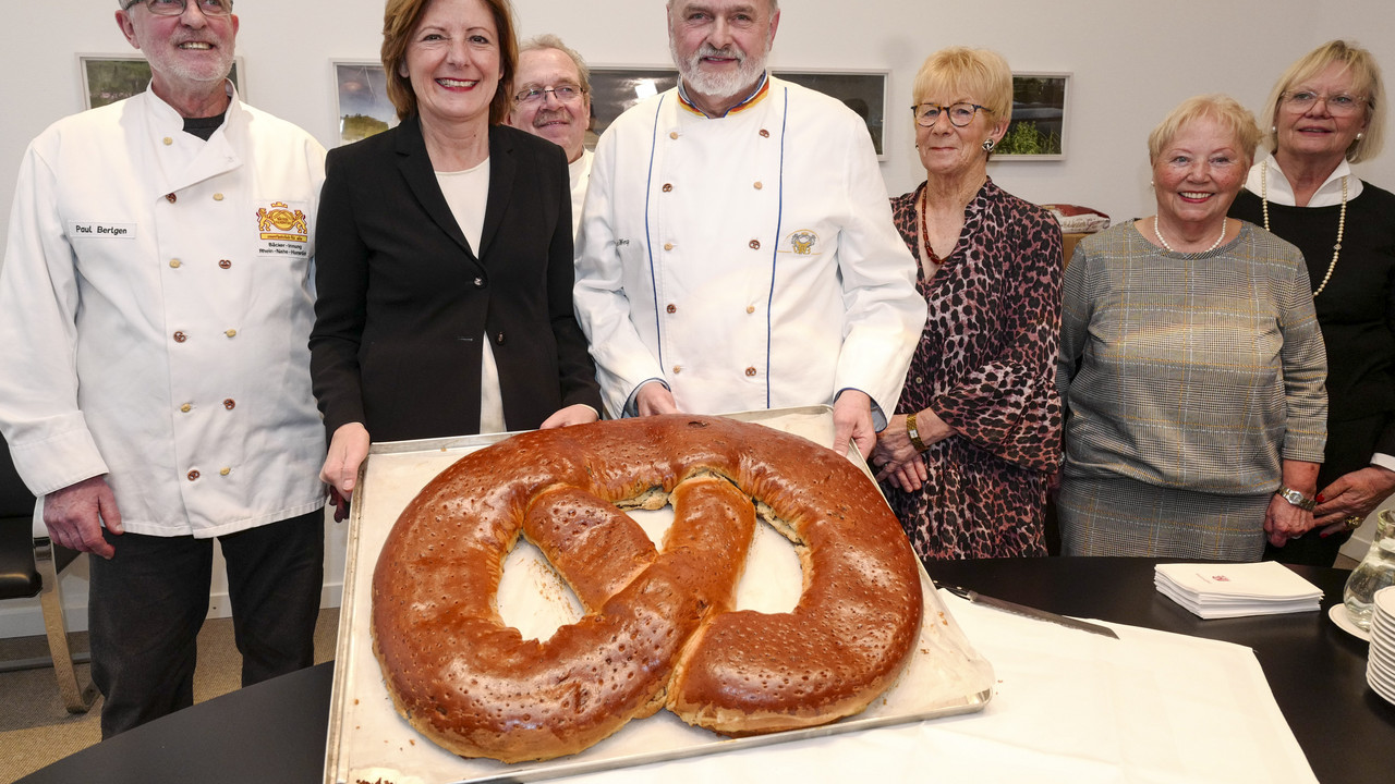 Die Bäckerinnung Rhein-Nahe-Hunsrück überreicht Ministerpräsidentin Malu Dreyer die rund 20 Pfund schwere traditionelle Neujahrsbrezel.