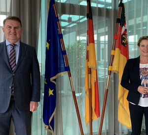 Staatssekretärin Heike Raab und der slowenische Botschafter, Franc But