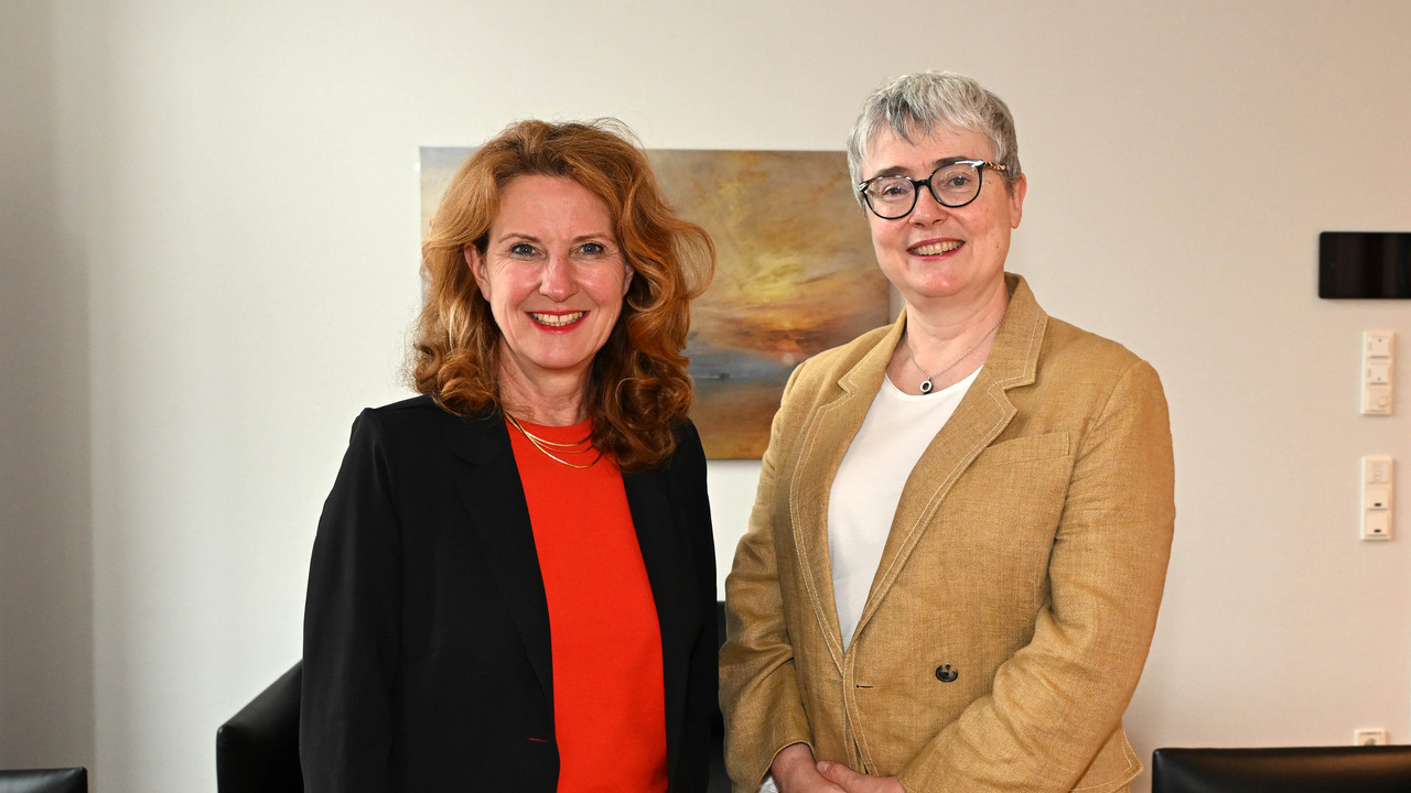Staatssekretärin Heike Raab und die irische Botschafterin I.E. Maeve Collins