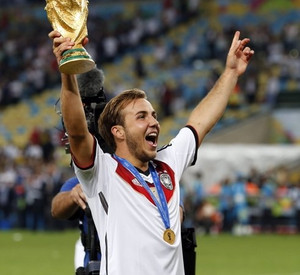 Torschütze Mario Götze mit dem Pokal; Bild: dpa