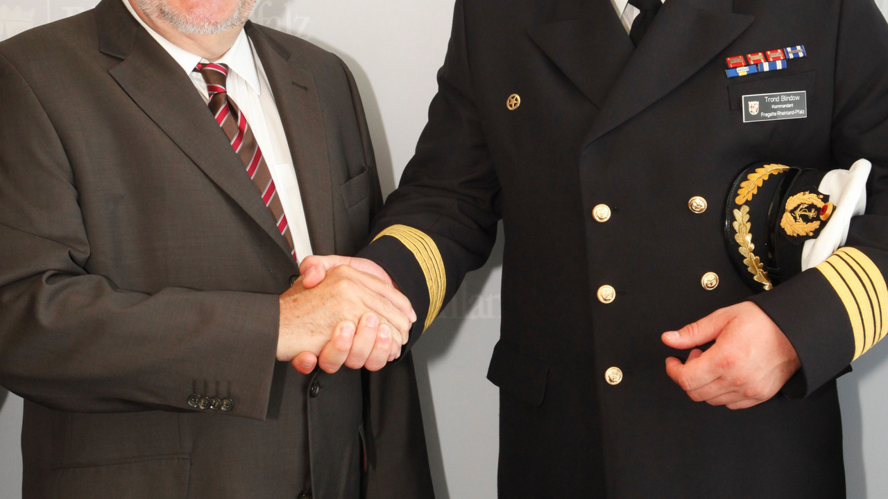 Ministerpräsident Kurt Beck und Fregattenkapitän, Trond Blindow.