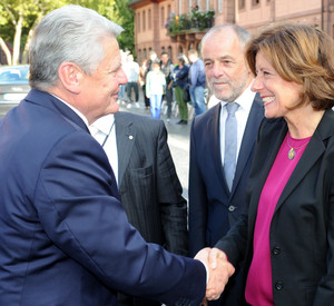 Ministerpräsidentin Malu Dreyer begrüßt Bundespräsident Joachim Gauck bei seinem Besuch im September