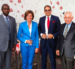 Ministerpräsidentin Malu Dreyer mit Francois Mbabazi, Bürgermeister des Distrikts Ruhango, Igor Cesar, Botschafter der Republik Ruanda in Berlin und Dr. Richard Auernheimer, Präsident Partnerschaftsverein Rheinland-Pfalz / Ruanda e.V. 