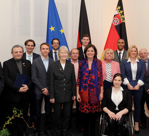 Ministerpräsidentin Malu Dreyer mit den neuen Trägerinnen und Trägern der Sportplakette des Landes Rheinland-Pfalz