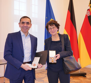 Die Biontech Gründer Ugur Sahin (l) und Özlem Türeci bei der Verleihung des Verdienstordens des Landes Rheinland-Pfalz in der Staatskanzlei in Mainz. 