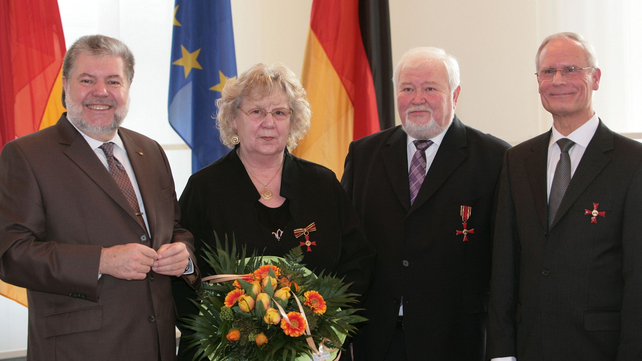 Kurt Beck überreicht Bundesverdienstkreuz an Ellen Hagenbuch, Jürgen Hurrle und Reinhold Bohlen; Foto: Stk