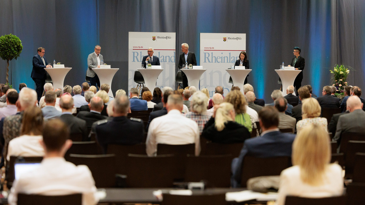 Infoveranstaltung mit Ministerpräsidentin Malu Dreyer, Minister/innen Roger Lewentz, Katrin Eder und Daniela Schmitt, Vertreter/innen der Kommunen, Helfer/innen und Betroffenen.