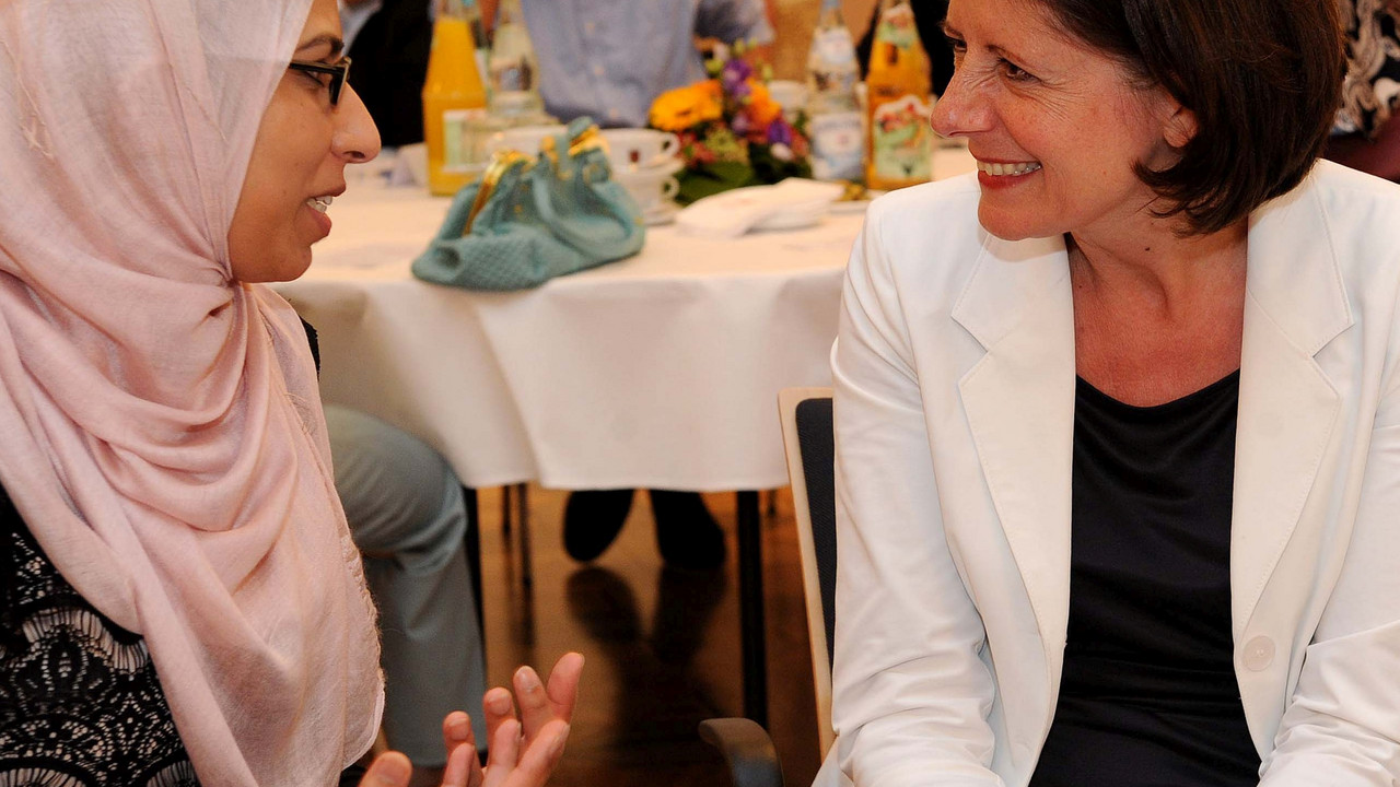 Ministerpräsidentin Malu Dreyer und Integrationsministerin Irene Alt mit Gästen beim ersten Fastenbrechen in der Staatskanzlei. Bilder: Kristina Schäfer / © Staatskanzlei